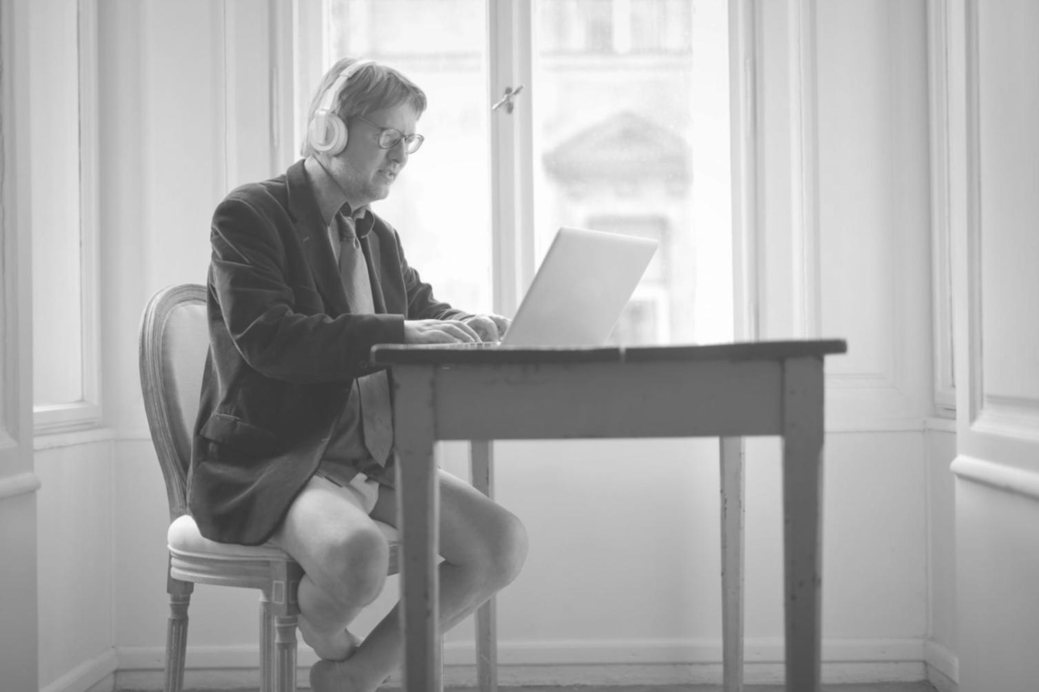 Ambiente di studio con postazioni moderne